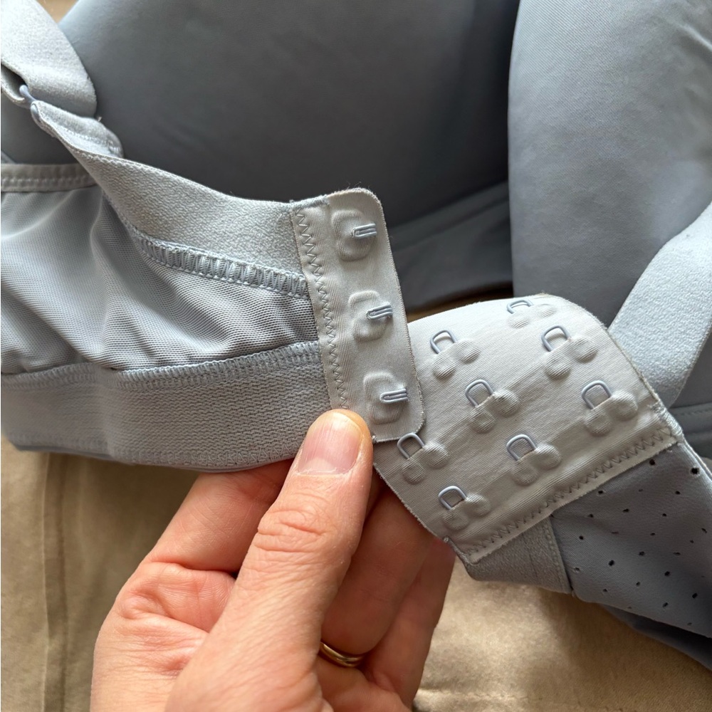 Lululemon Light Blue sports bra - Picture 4 of 5